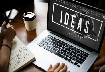 ordenador con "ideas"escrito en la pantalla