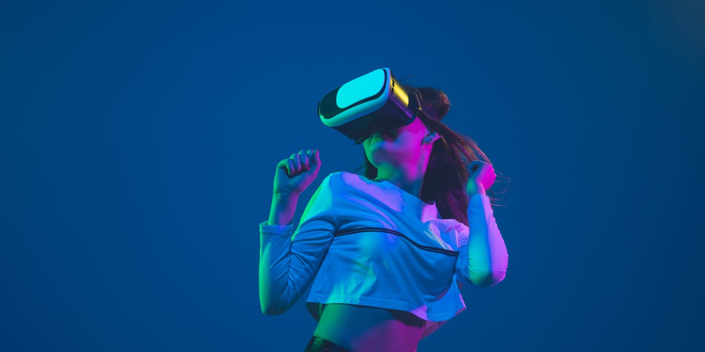 retrato mujer con gafas de realidad virtual